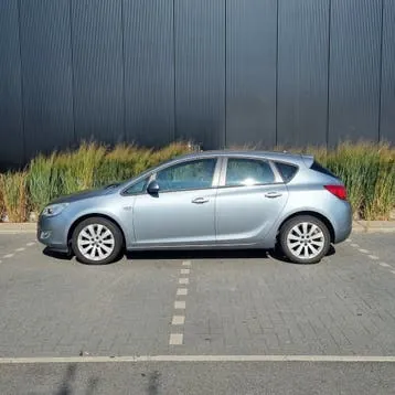 Opel Astra 2011 photo 2