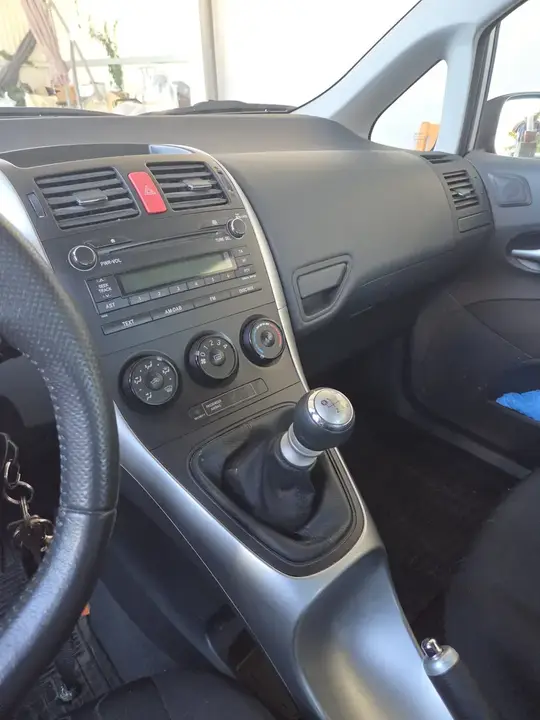 Toyota Auris 2010 photo 3