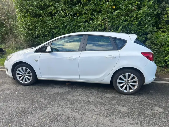 Vauxhall Astra 2013 photo 4
