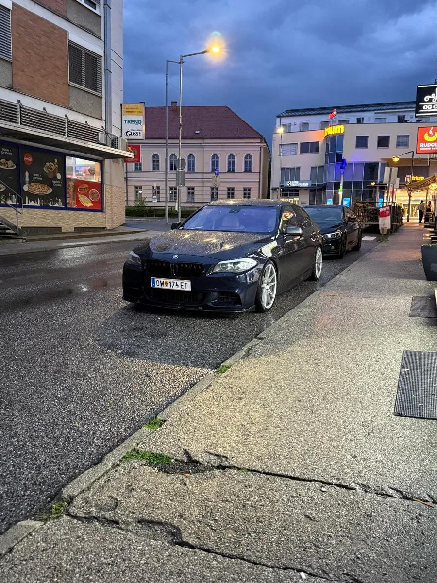 BMW 5 Series 2011 photo 2
