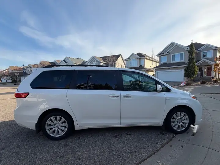 Toyota Sienna 2017 photo 3