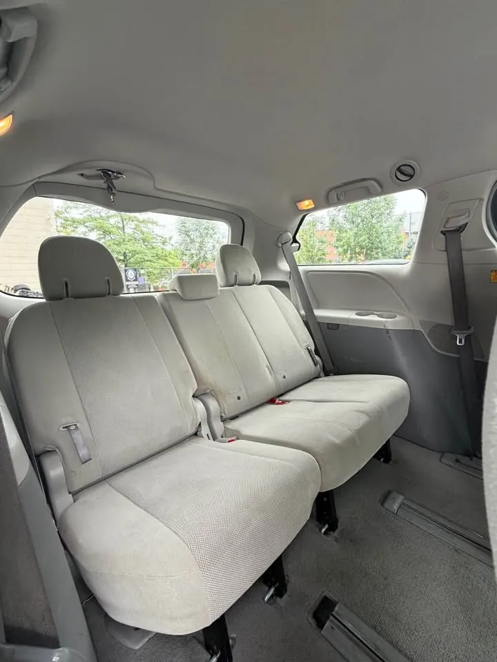 Toyota Sienna 2011 photo 4
