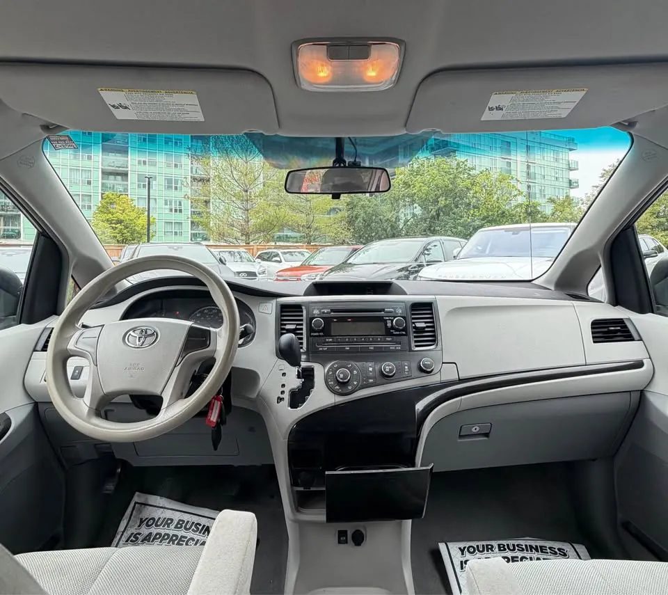 Toyota Sienna 2011 photo 3