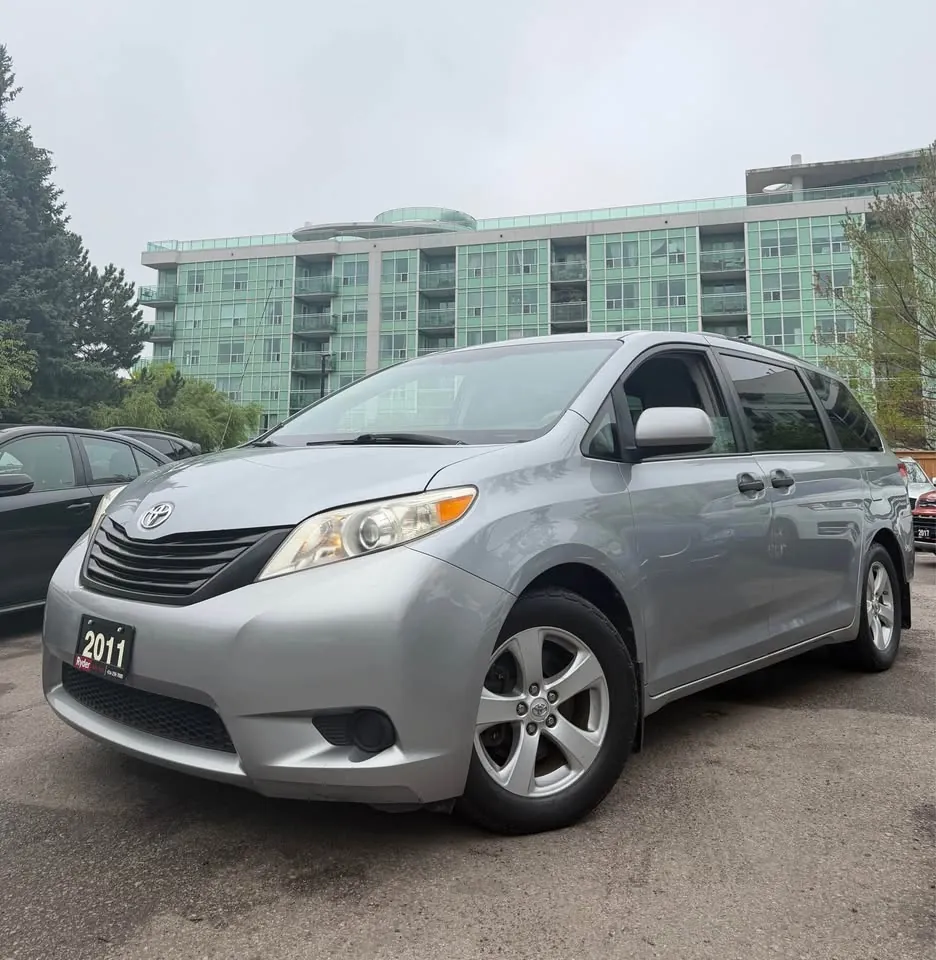 Toyota Sienna 2011 photo 2