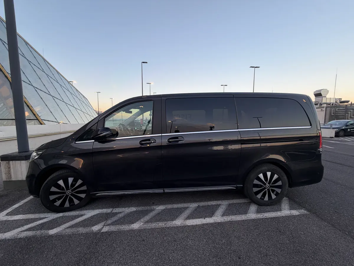 Mercedes-Benz Eqv 2025 photo 2