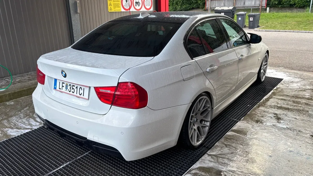 BMW 3 Series 2011 photo 2