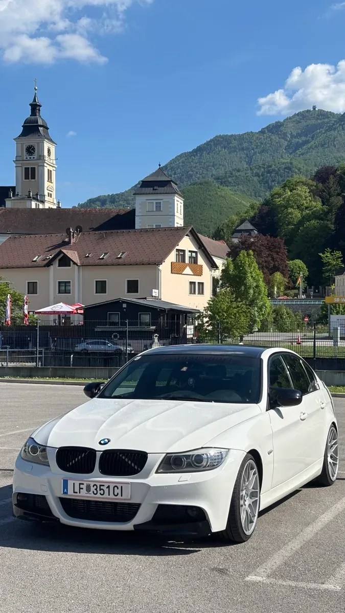 BMW 3 Series 2011 photo 3