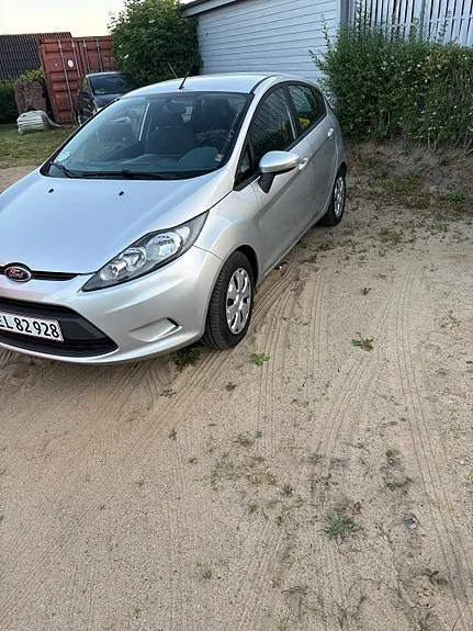 Ford Fiesta 2011 photo 2