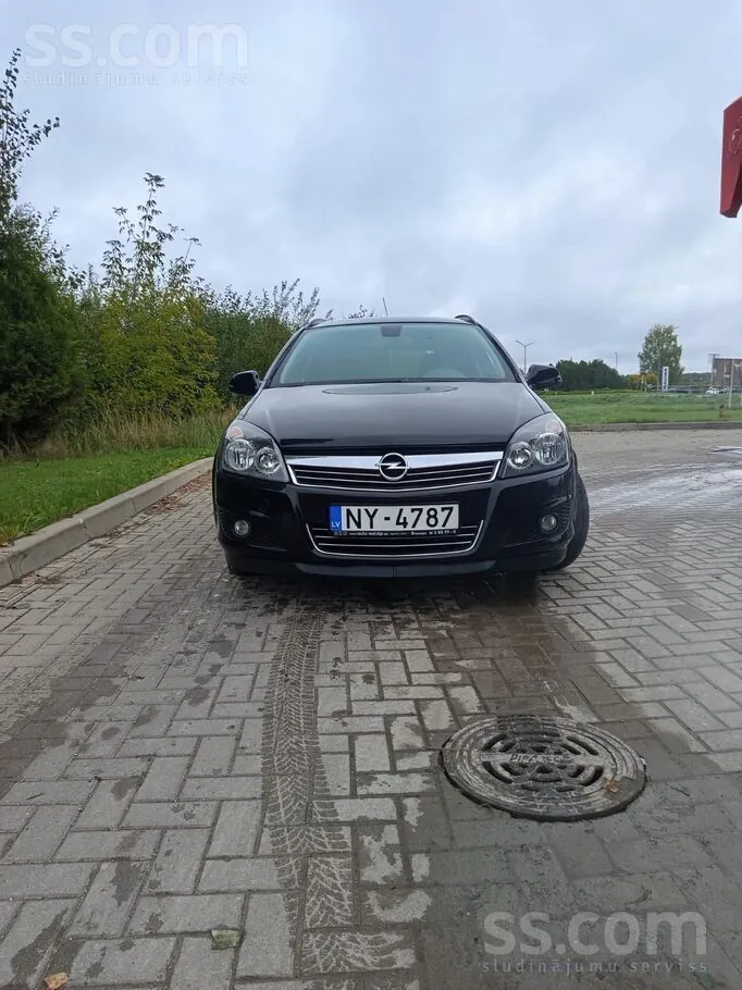 Opel Astra 2011 photo 2