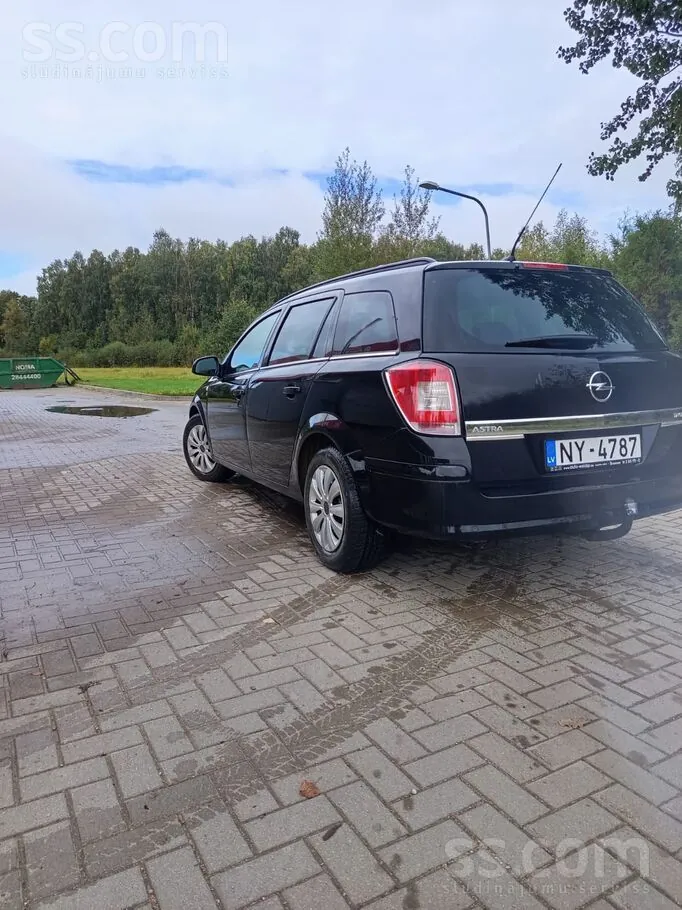 Opel Astra 2011 photo 3
