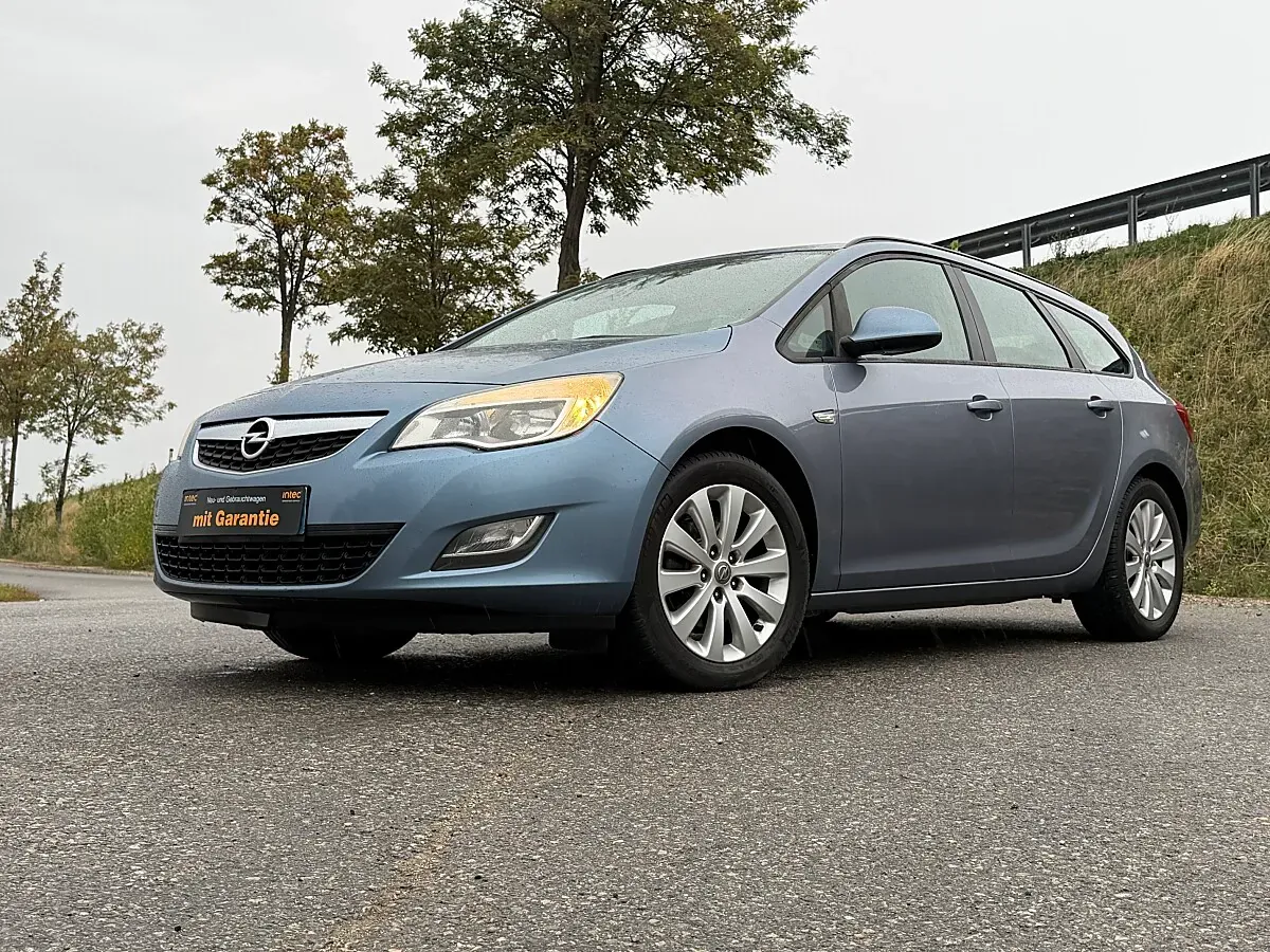 Opel Astra 2010 photo 2