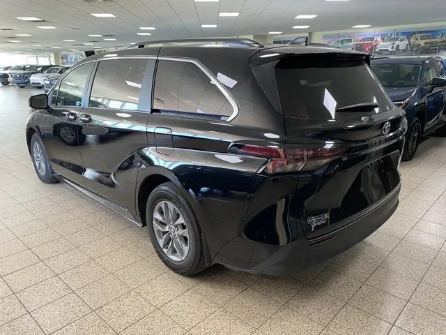 Toyota Sienna 2025 photo 2