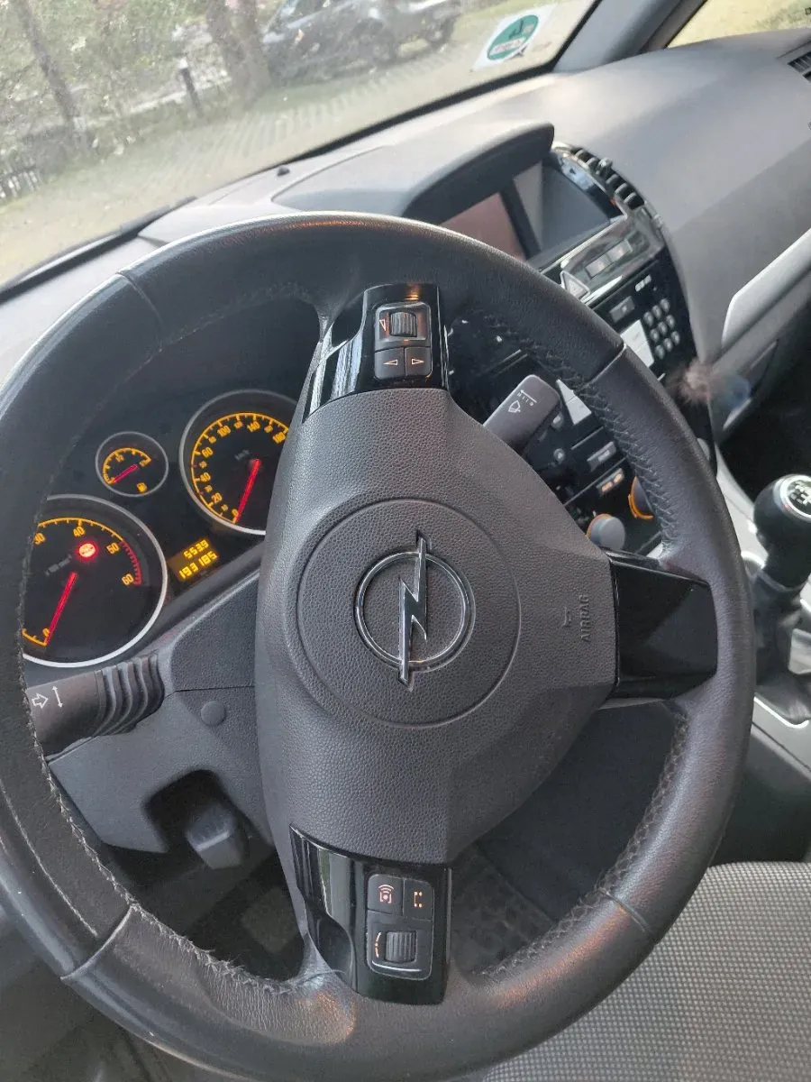 Opel Zafira 2012 photo 2