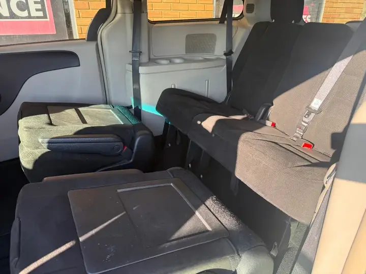 Chrysler Town & Country 2016 photo 2