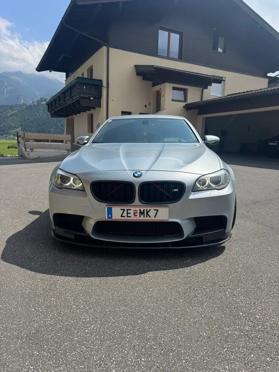 BMW 5 Series 2011 photo 2