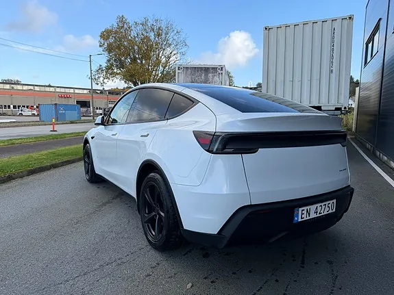 Tesla Model Y 2025 photo 5