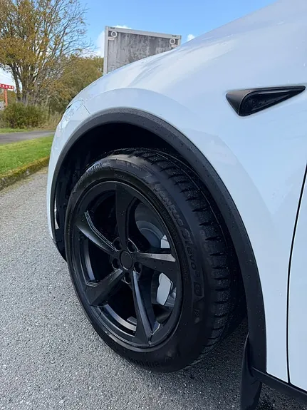 Tesla Model Y 2025 photo 4