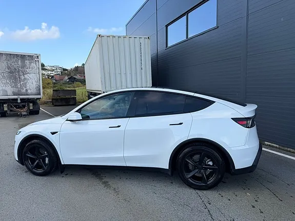 Tesla Model Y 2025 photo 3