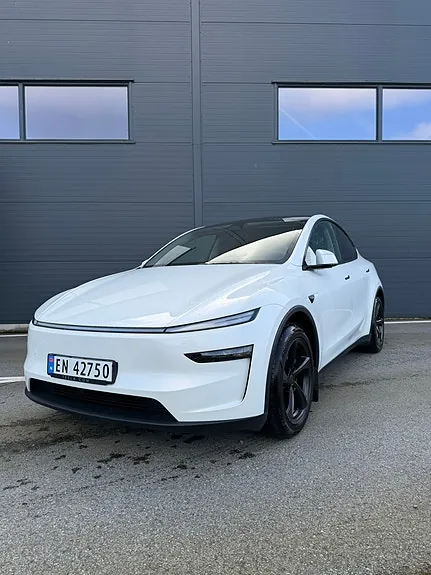 Tesla Model Y 2025 photo 2