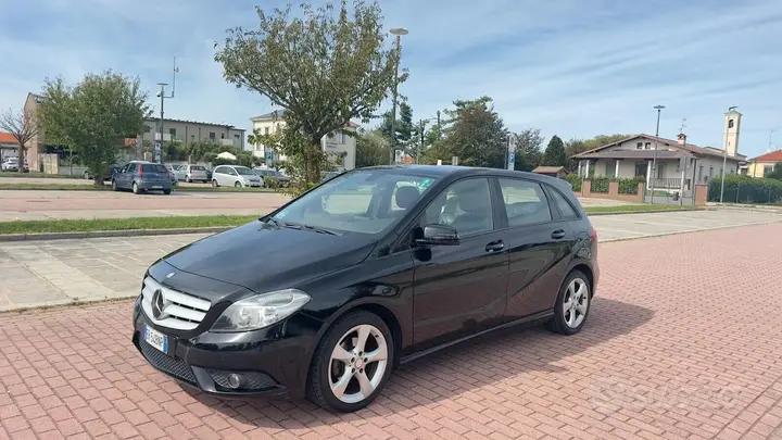 Mercedes-Benz B180