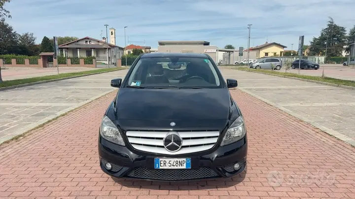 Mercedes-Benz B180 2013 photo 2
