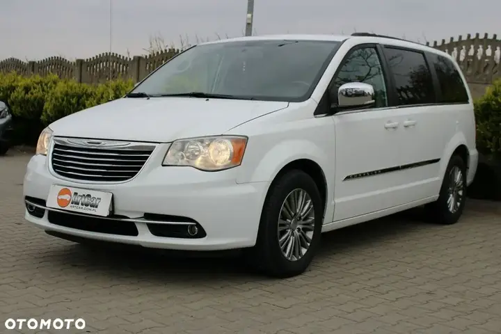 Chrysler Town & Country 2014 photo 2