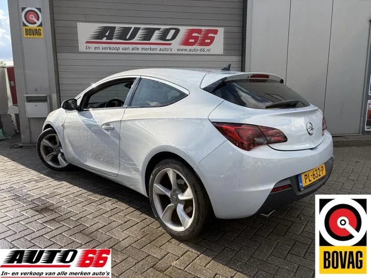 Opel Astra Gtc 2012 photo 3