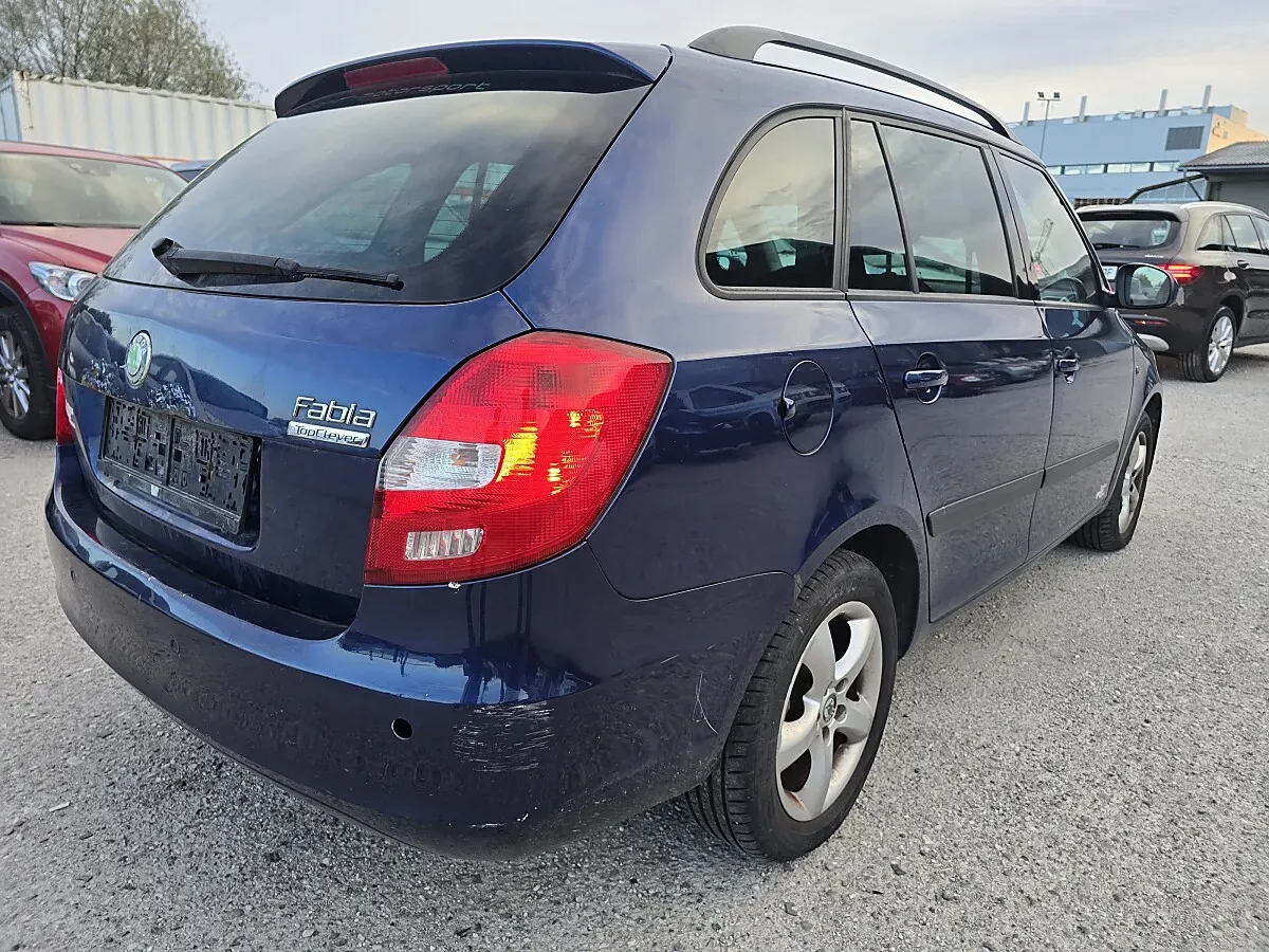 Skoda Fabia 2010 photo 2