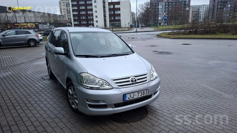 Toyota Avensis Verso 2004 photo 4