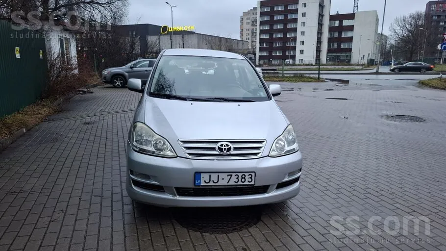 Toyota Avensis Verso 2004 photo 2