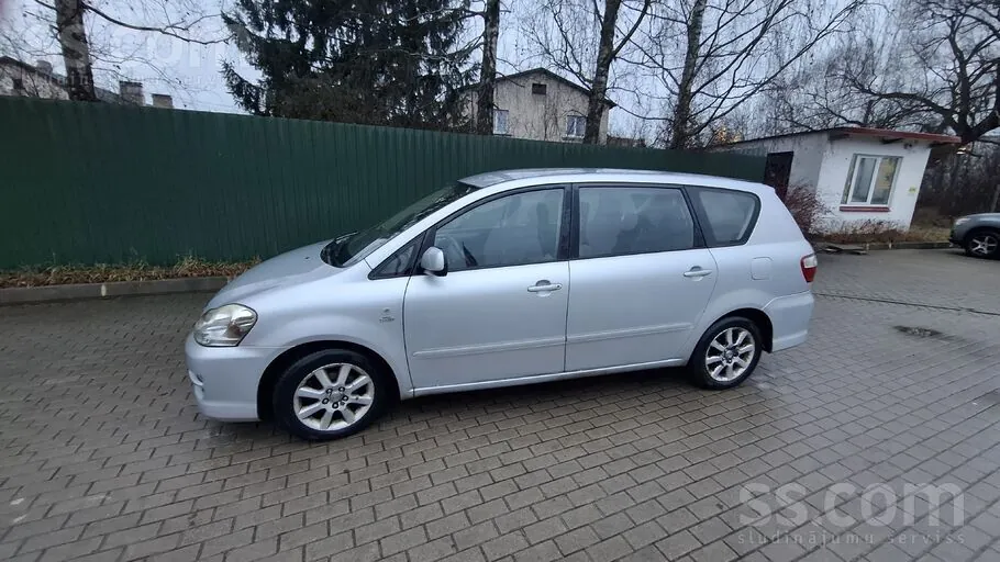 Toyota Avensis Verso 2004 photo 3