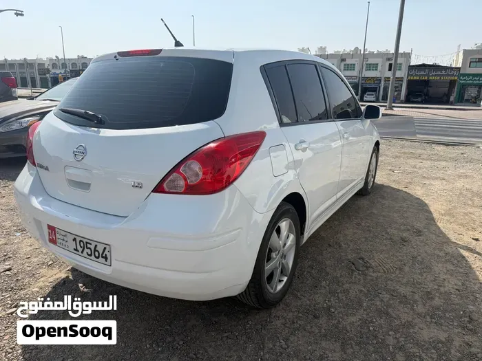 Nissan Tiida 2011 photo 2