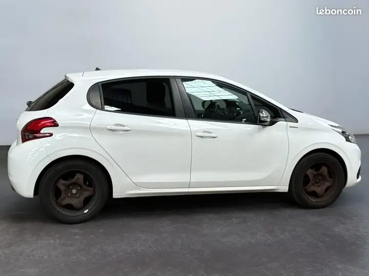 Peugeot 208 2017 photo 5