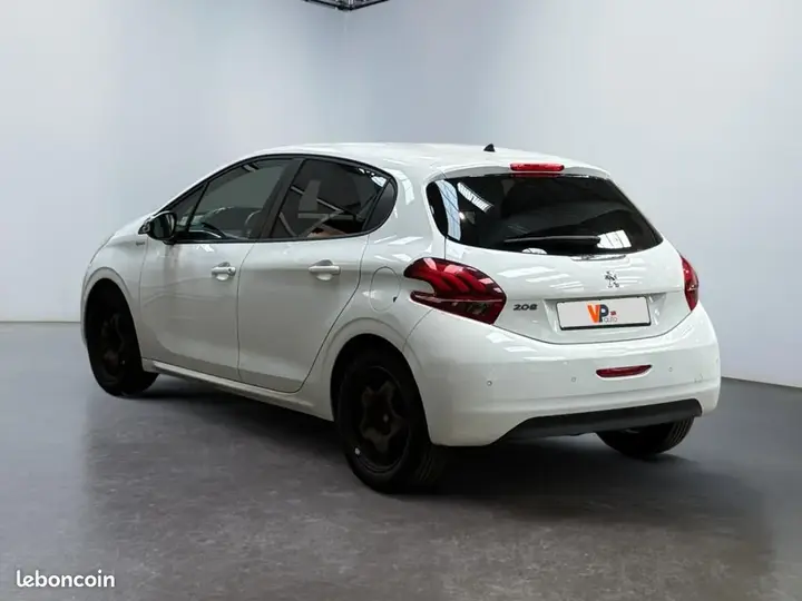 Peugeot 208 2017 photo 2