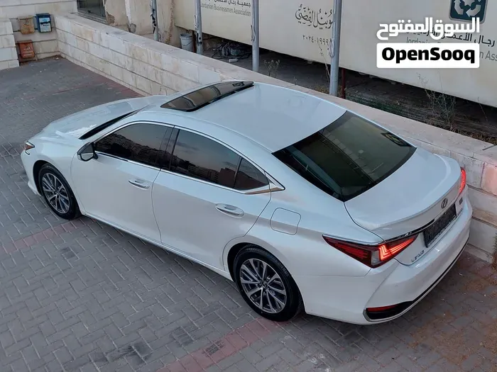 Lexus Es 300 2023 photo 2