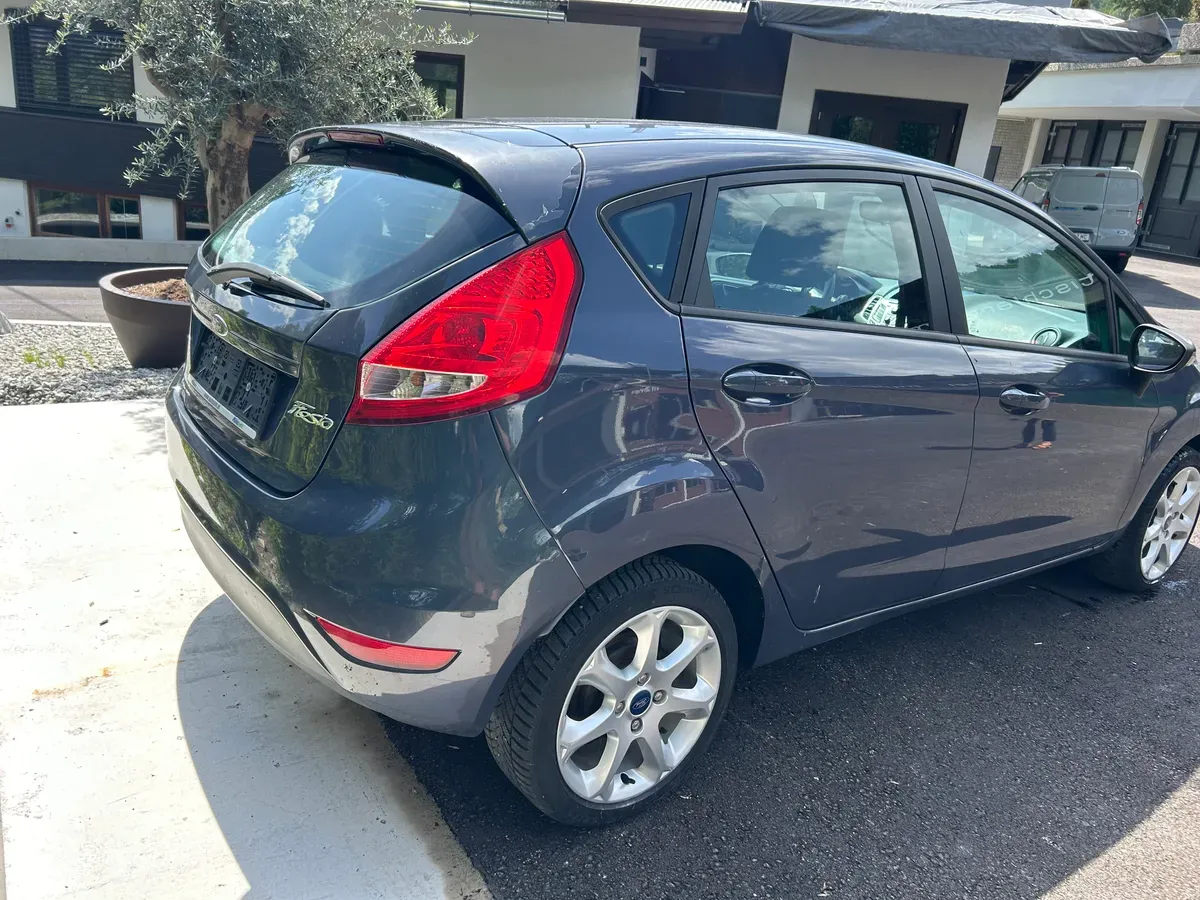 Ford Fiesta 2012 photo 2