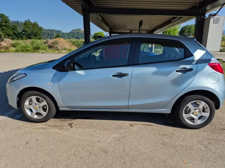 Mazda Mazda2 2010 photo 2