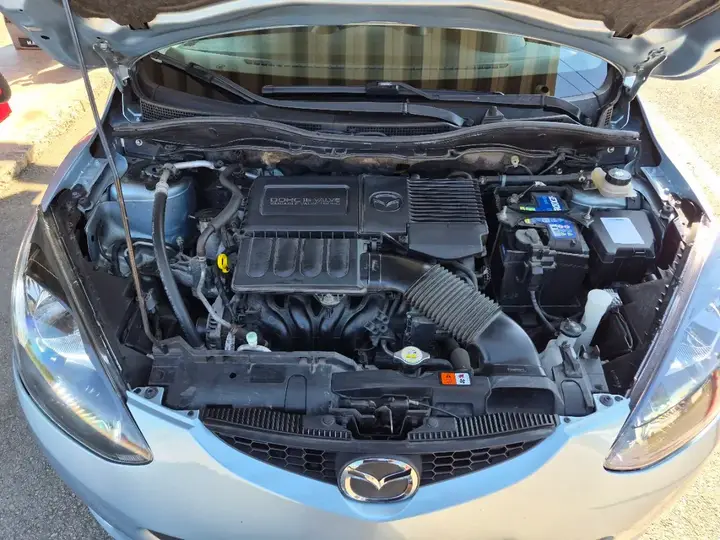 Mazda Mazda2 2010 photo 3