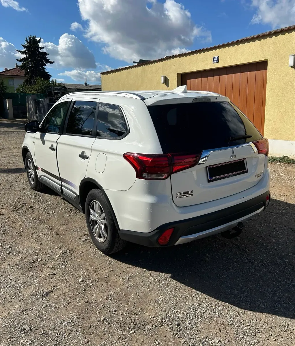 Mitsubishi Outlander 2017 photo 2