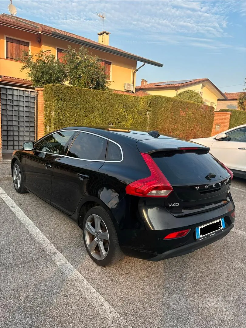 Volvo V40 2012 photo 2