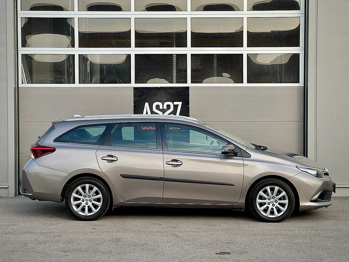 Toyota Auris 2015 photo 3