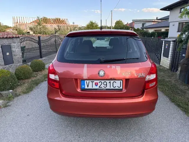Skoda Fabia Combi 2010 photo 2
