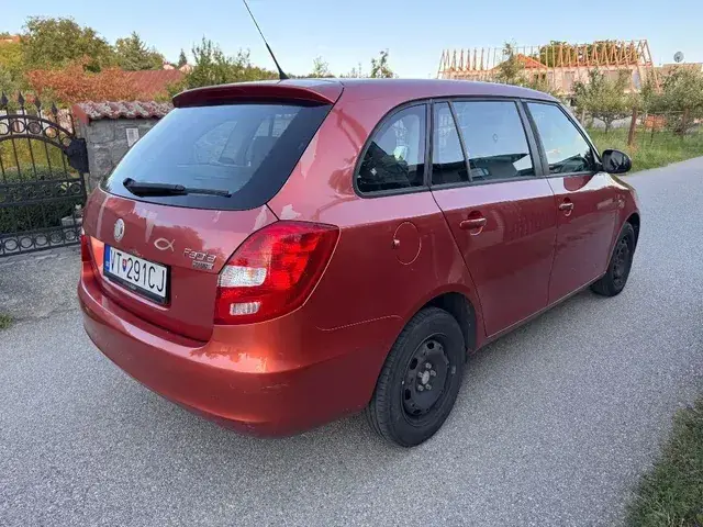 Skoda Fabia Combi 2010 photo 3