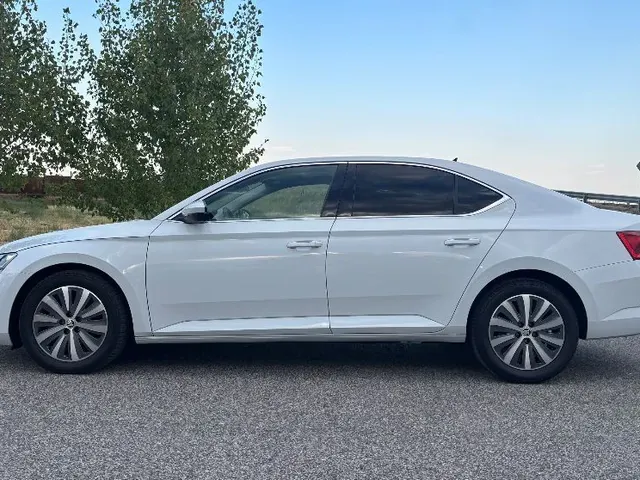 Skoda Superb 2021 photo 3