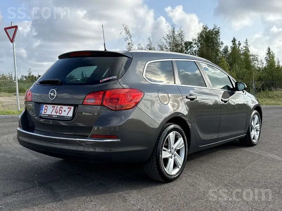 Opel Astra 2013 photo 2