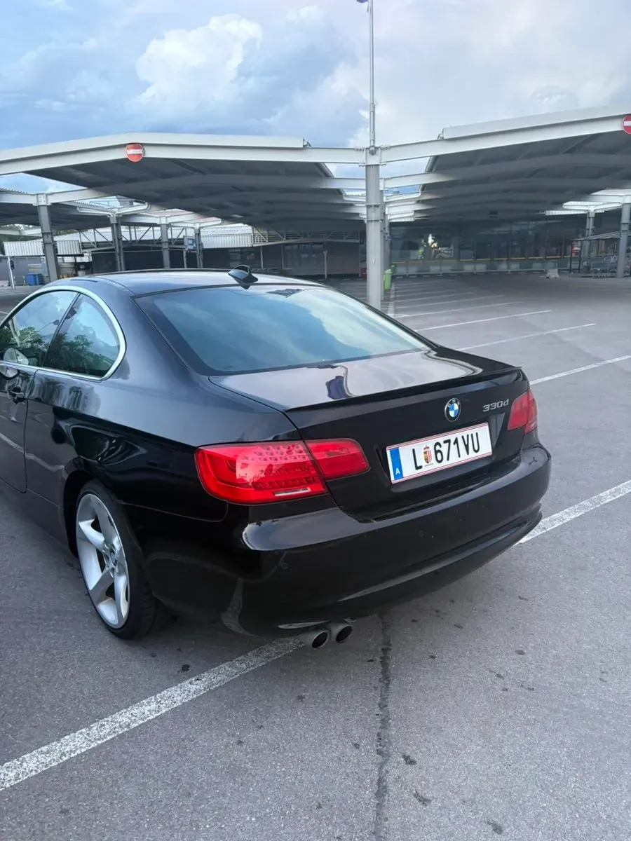 BMW 3 Series 2010 photo 2