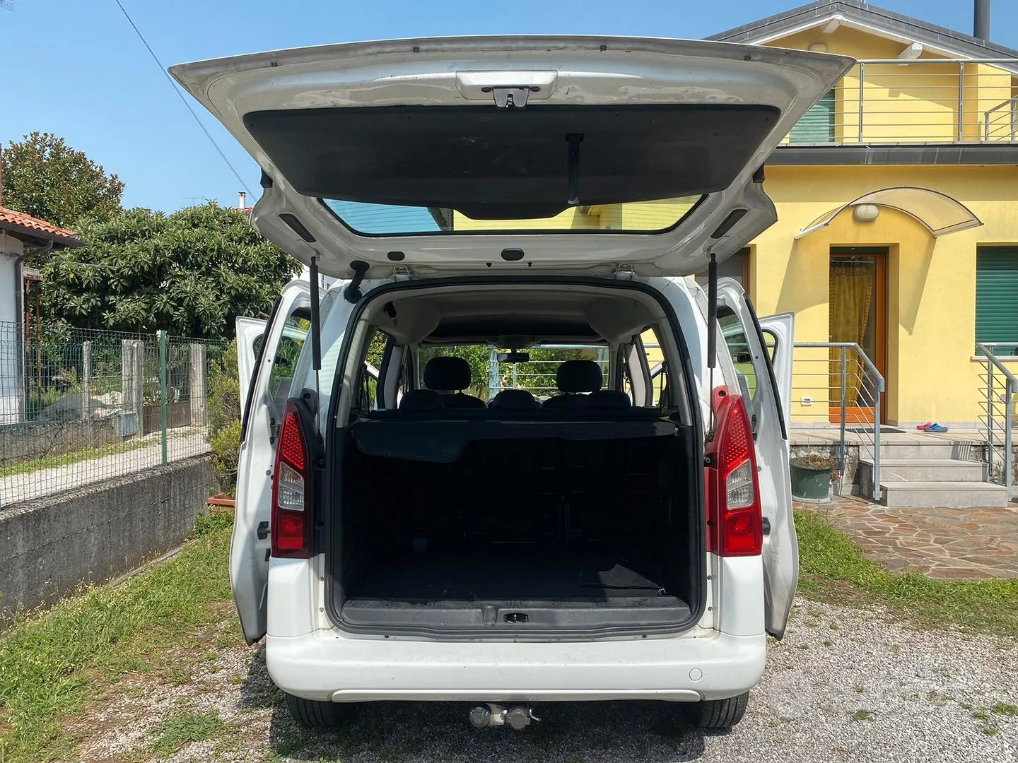 Peugeot Partner 2011 photo 2