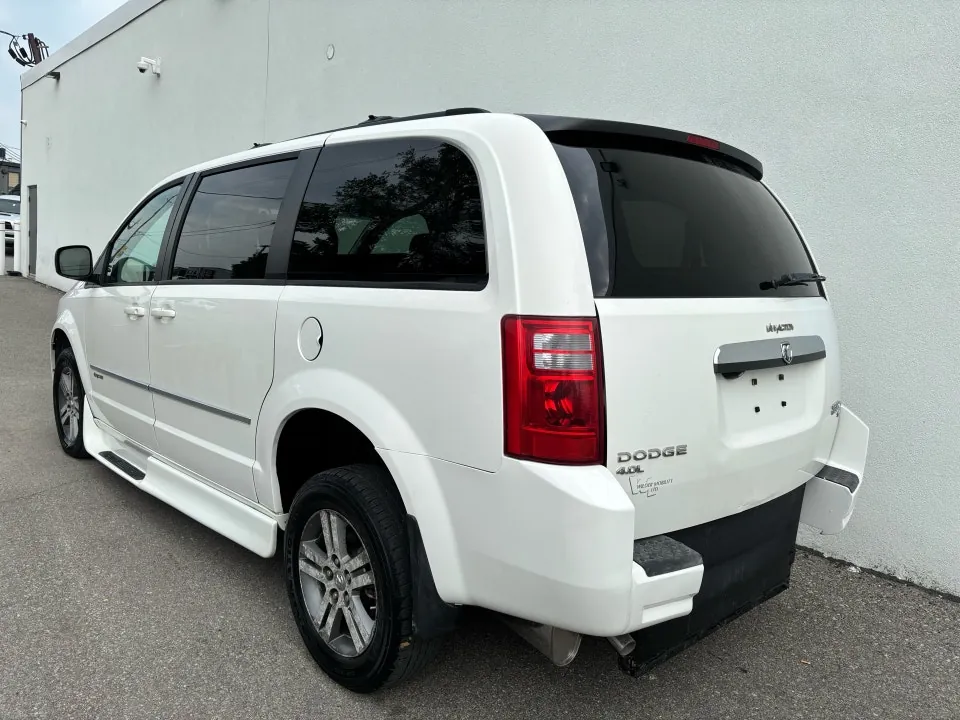 Dodge Grand Caravan 2010 photo 3