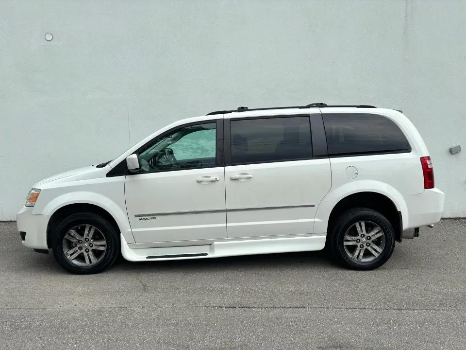 Dodge Grand Caravan 2010 photo 2