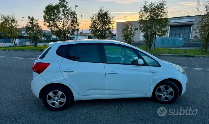 Kia Venga 2011 photo 2